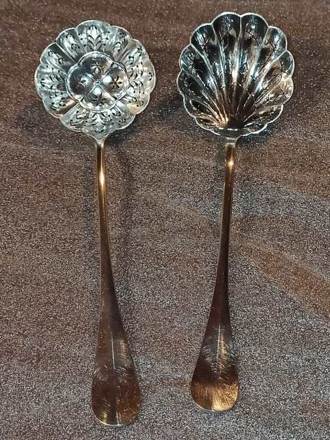 Pince à sucre et cuillère à saupoudrer en argent cartouche rocaille et