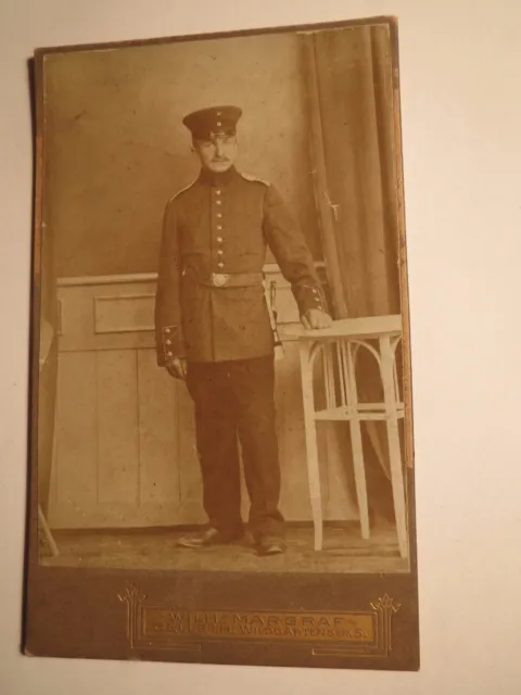 Celle i. H. - stehender Soldat in Uniform - Kulisse - Portrait /CDV
