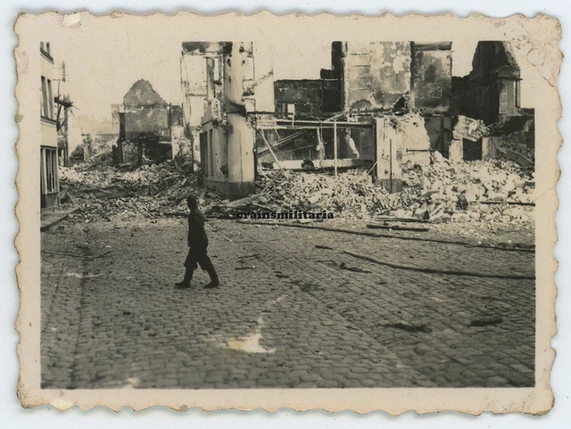 ORIG. FOTO SOLDATO nella distrutta EVREUX Évreux Eure Normandie Francia