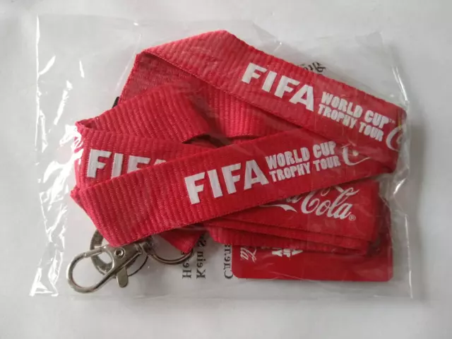 NEU OVP  Coca Cola FIFA World Cup Trophy Tour Fußball Schlüsselband Lanyard rot