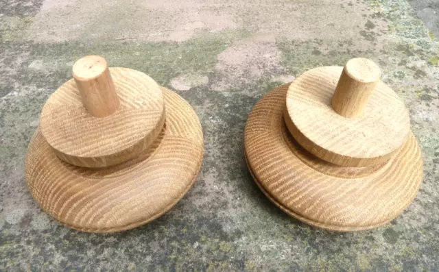 Möbelfüße, Eiche, nach altem Original gedrechselt, 2 Stück/1 Paar.
