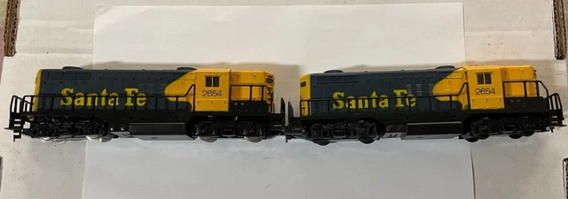 AHM HO GP-18 Diesel Locomotive Set - Santa Fe #2654
