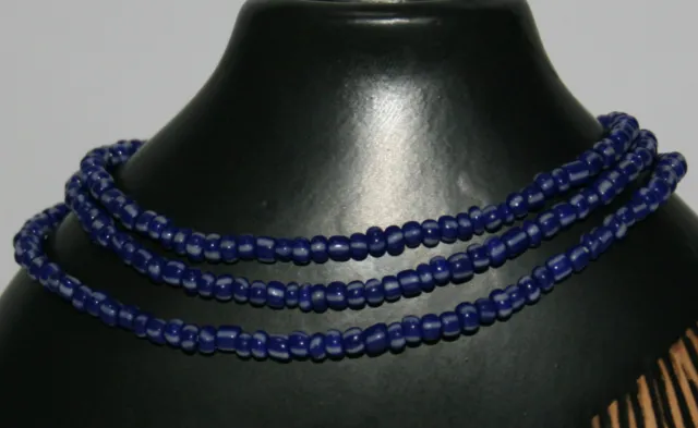 Strang blau gestreifte Glasperlen aus Ghana ( Trade Beads ) 4-5 mm