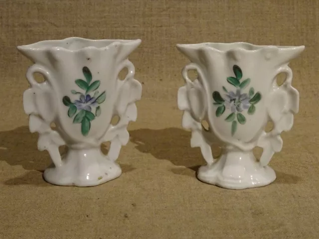 Ancienne paire de vases de mariage ou d'autel en porcelaine à décor floral