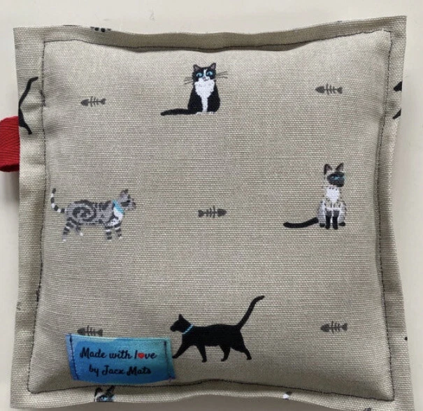 "Alfombra de fieltro con aguja en Sophie Allport púrpura gatos relleno de arroz 8""x 8"""