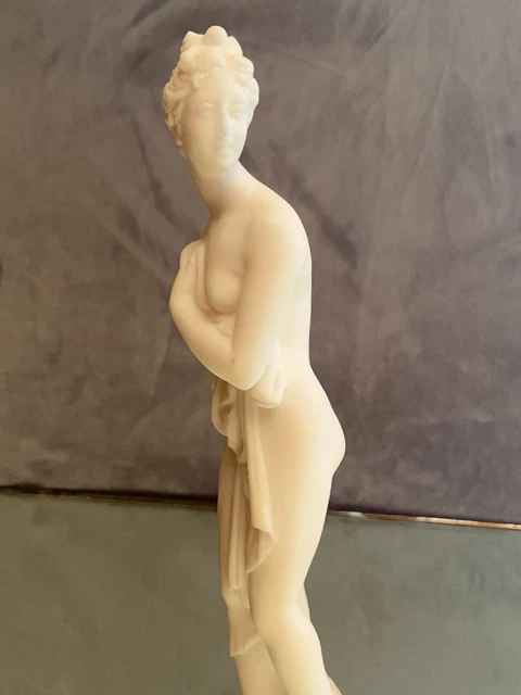 Sculpture en albâtre à la femme à l'Antique signée A. Santini 3
