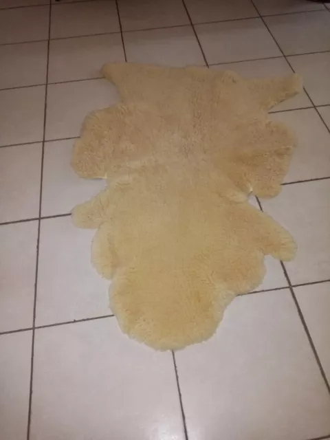 tapis peau de mouton beige clair 1m15 de longueur sur 83 de largeur
