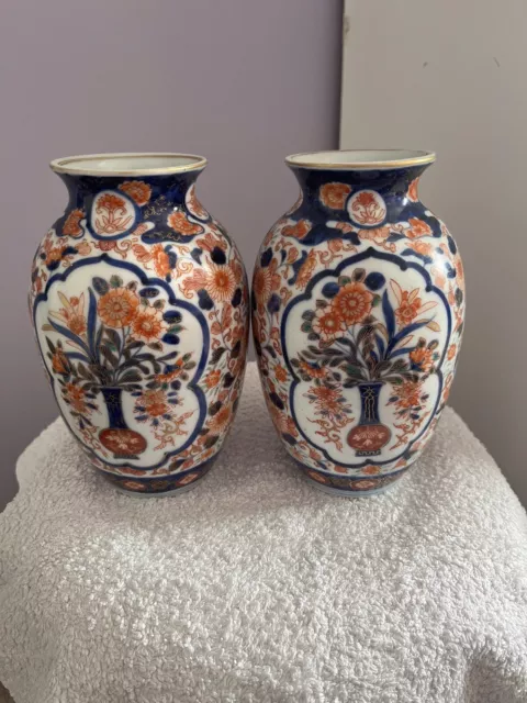 ANTIQUE 19TH CENTURY JAPANESE IMARI VASES.  18cm High