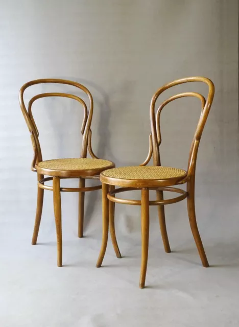 Deux chaises N°14 par KOHN, vers 1900 cannages neufs (no Thonet )