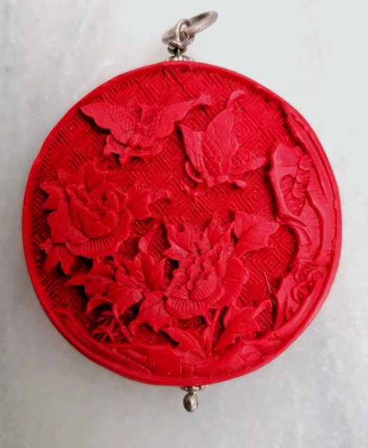 Bellissimo Medaglione Bifronte In Lacca Rossa Scolpita E Argento.