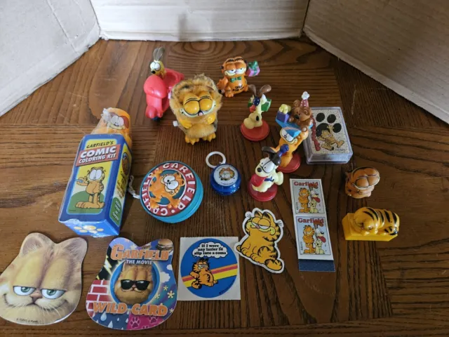 Garfield Assorted Lot of 17 items Yo Yo, Stamps, Playing Cards, Toy Figures