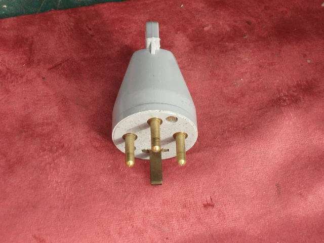 Prise Ancienne Legrand Blanche Sortie Latérale 20A 380V - Neuf, Pour Installation électrique Industrielle