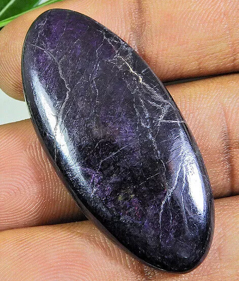 52 quilates. Piedra preciosa suelta de cabujón ovalado de purpurita natural...