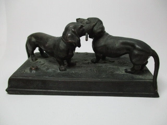 Scultura ""Due bassotti"" metallo fuso bronzato intorno al 1920