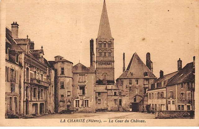 58 - LA CHARITE - SAN38874 - La Cour du Château