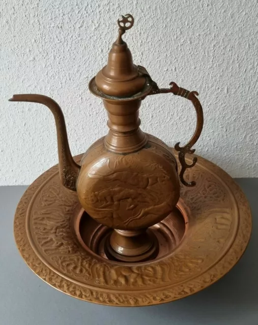 schöne alte orientalische Waschgarnitur aus Kupfer - Krug und Schale - Tiermotiv