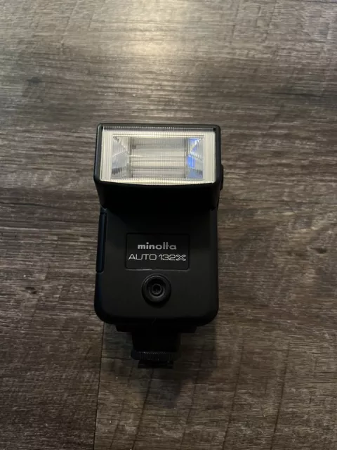Minolta Auto Electroflash 132X. Powers On