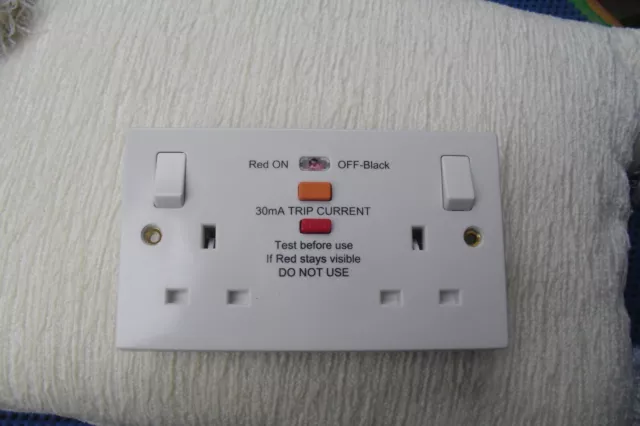 BG 922RCD  2  Two Gang RCD Protected 13 Amp Switched Plug Socket Slimline