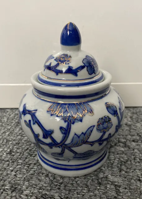 Chinese Porcelain Lidded Ginger Jar Pot Cobalt Blue White Floral Gold Detail