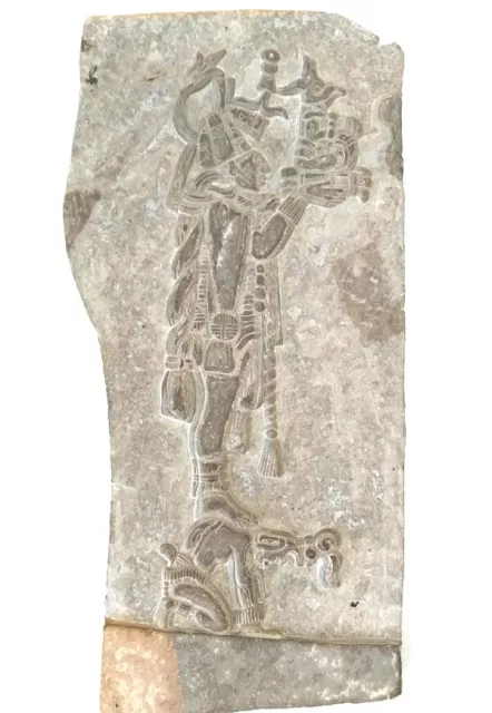 Pierre sculptée bas-relief de style Maya, Aztèques ou Toltèques. Rite religieux.