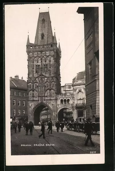 Prag / Praha, Prasna Brana, Passanten am städtischen Turm, Ansichtskarte
