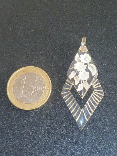 Ancien Pendentif Fleurs Imitation De Verre Gravé