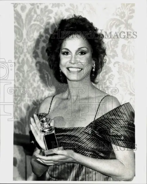 1981 Press Photo Actress Mary Tyler Moore Holding Golden Globe Award - srp21859
