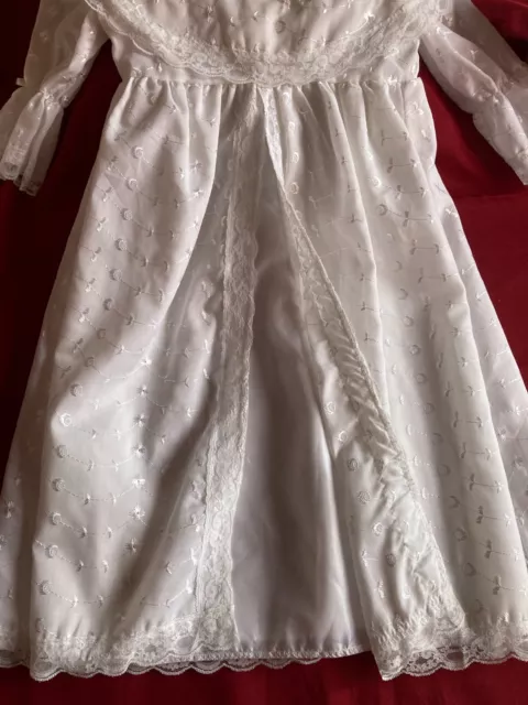 robe de bapteme ancienne brodée avec jolie dentelle manches longues