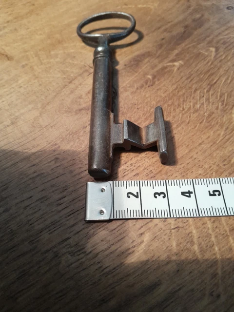 ANCIENNE CLEF CLE de serrure en fer forge n°80 EUR 10,00 - FR