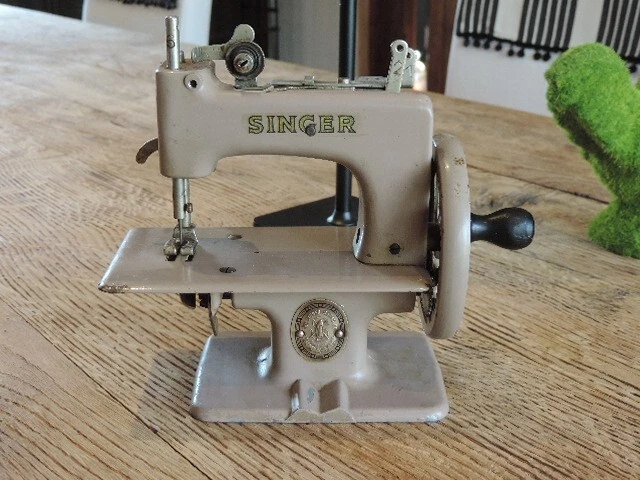 Machine à Coudre Ancienne En Tôle Peinte - Jouet Début XXème Siècle, état De Jeu
