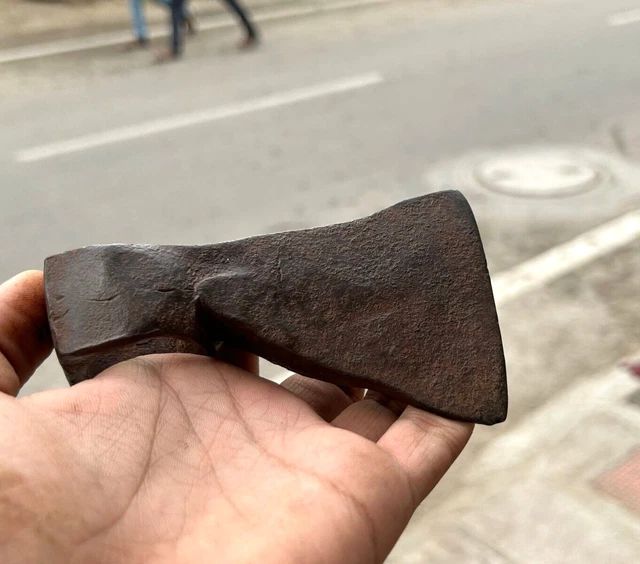 Ancien outil de coupe tête de hache en fer rustique indien forgé à la