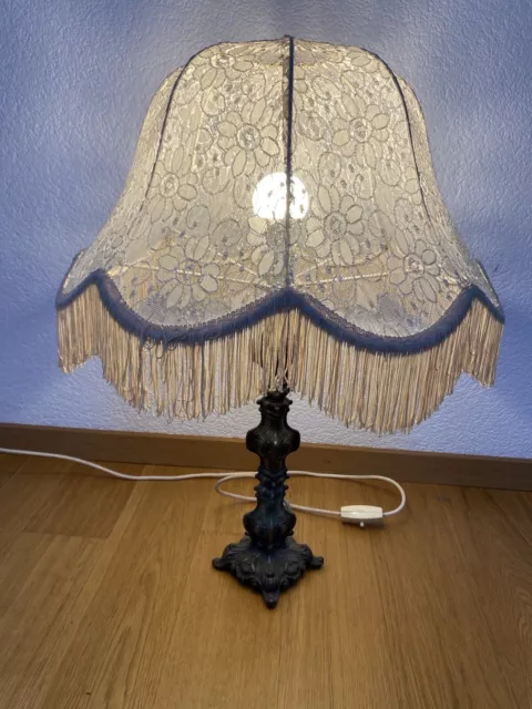 Tischlampe mit Bronzefuß, Lampenschirm aus beiger Spitze, Antik?