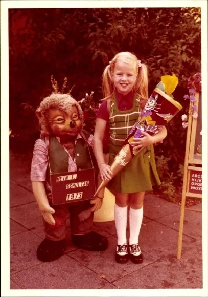 Foto Mädchen mit Zuckertüte, Einschulung 1973, große Mecki Figur - 4233231