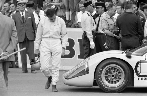 Photo Ancienne – Bruce McLaren & Mark Donohue Ford GT40 Mk4 Le Mans 1967 – Photo Sport Auto