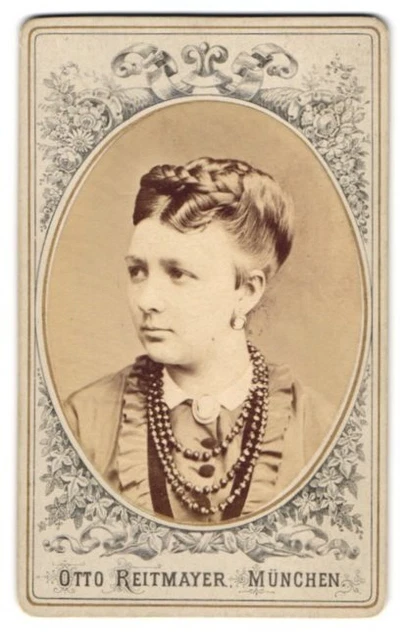 Fotografie Otto Reitmayer, München, Kaufinger-Str. 9, Junge Dame mit Kragenbros