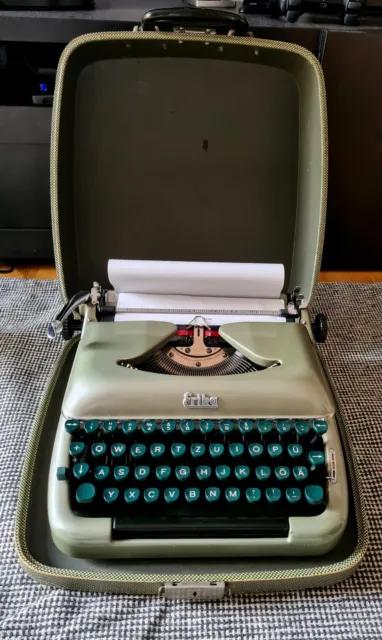DDR -- Erika 10 - 1Q Schreibmaschine inkl. Koffer - grün - 50er Jahre