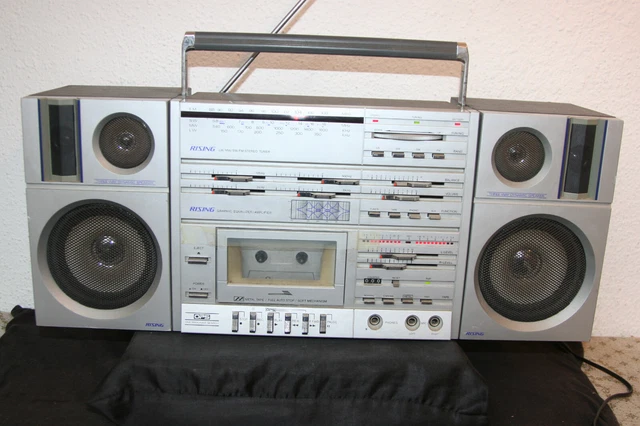 HITACHI TRK 7011E Boombox Radio Cassette Ghettoblaster EUR 150,00