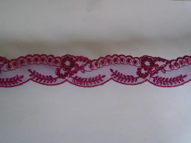 DENTELLE  DE CALAIS DESSEILLES BRODE / TULLE FRAMBOISE  30MM   vendu au mètre