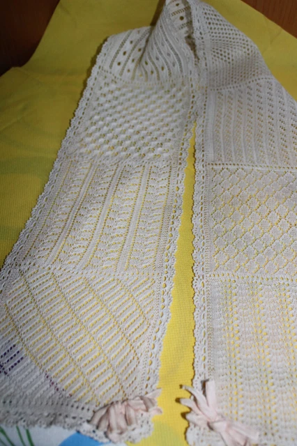Älteres Tischband mit verschiedenen Mustern gestrickt u. gehäkelt 85cm