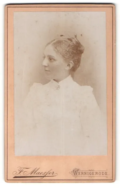 Fotografie F. Maesfer, Wernigerode, Portrait junges Mädchen im weißen Kleid