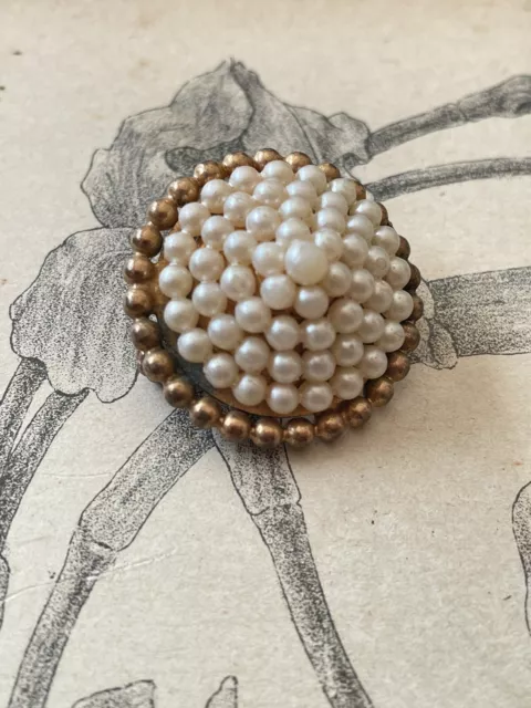 Charmante petite broche fantaisie métal doré & perles bijoux anciens