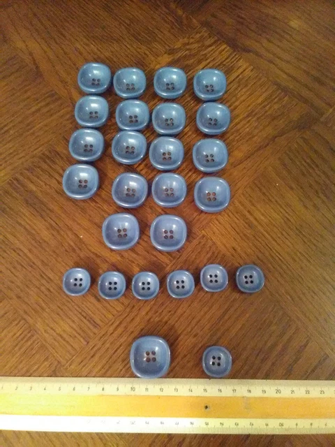 Lot De 19 Boutons De Mercerie Ancienne - Assortiment De Couleurs Et 2 Tailles - Neuf