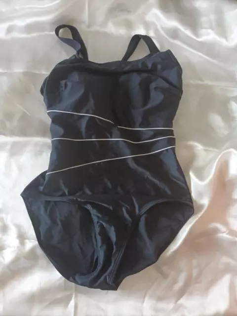https://www.picclickimg.com/EtAAAOSwZYFkZ4HV/Slendos-Black-Padded-Built-In-Bra-Swimsuit-With-White.webp
