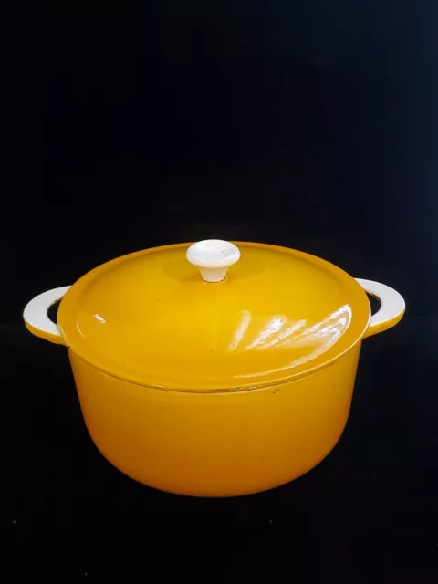 Descoware 8 3/4 Quart Cast Iron Yellow Enameled Dutch Oven With