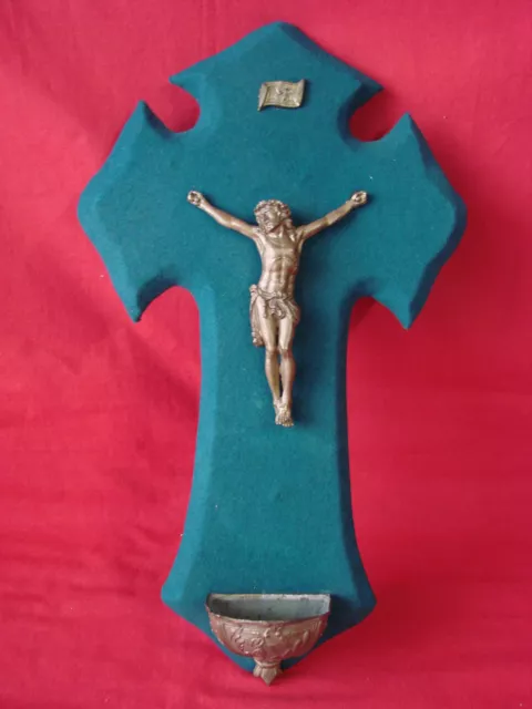 Ancien Christ Avec Bénitier Sur Bois Velour Vert / Religion