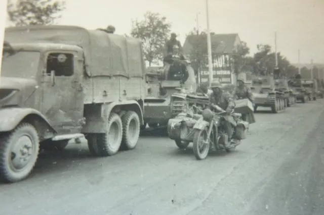 B20 )  PANZER 38(t) ,Skoda, LKW Tatra, Krad Kolonne Frankreich