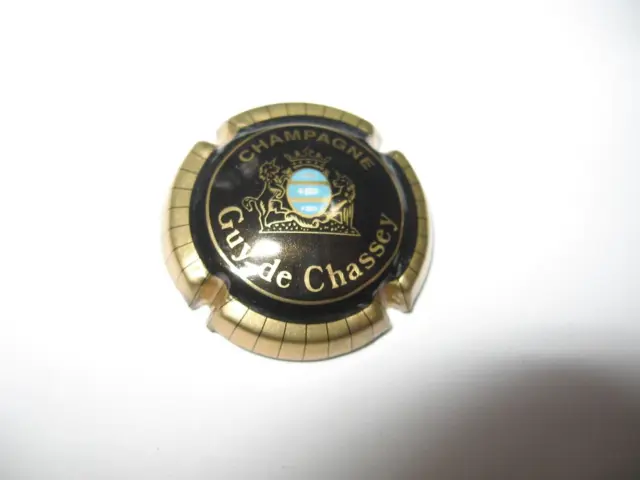 1  capsule de champagne De Chassey Guy N°5 noir or et bleu Striées Larges