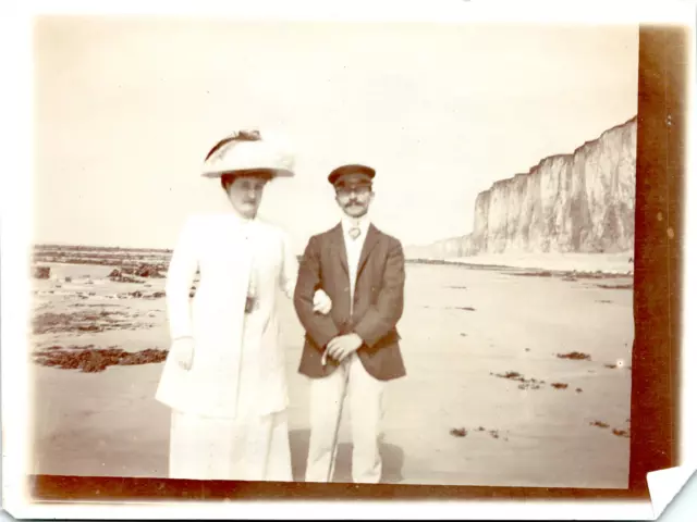 France, Veules-les-Roses, un couple sur la plage  Vintage silver print  Tirage