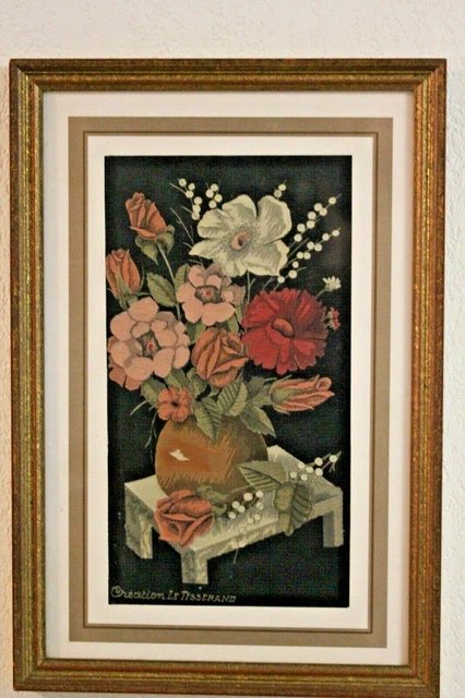 Tapisserie Aubusson motif fleurs avec son encadrement en