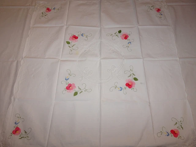 Nappe brodée à la main vintage plus ancienne Brodée au point de croix Elle est entourée d'une dentelle crochetée à la main - France